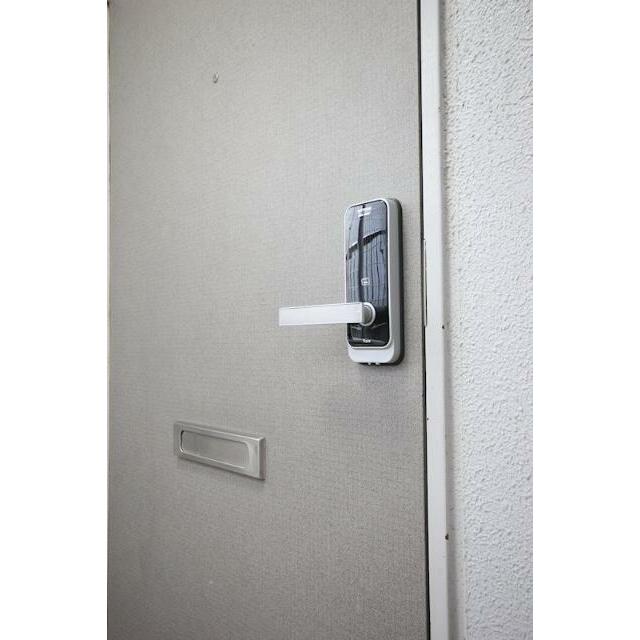 玄関　不正解錠に強いスマートカード式電子ロックのドアハンドルを採用