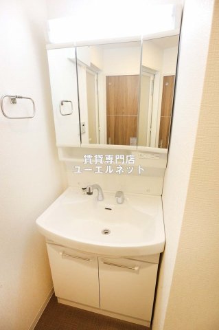 洗面設備　清潔感ある独立洗面台で毎日気持ちよく♪