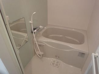 バス・シャワールーム　同マンション別部屋の写真です。