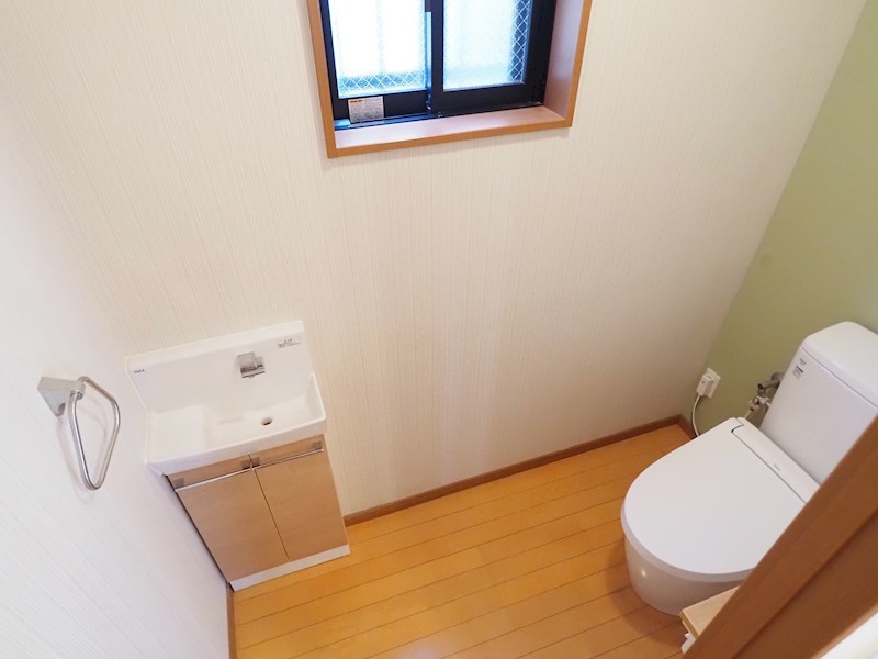 トイレ　手洗い場付きのトイレです