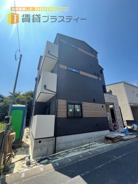 建物外観　シックな木目をまとい住宅地に佇む。