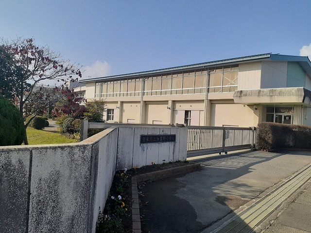 小学校　登米市立加賀野小学校（小学校）まで884m