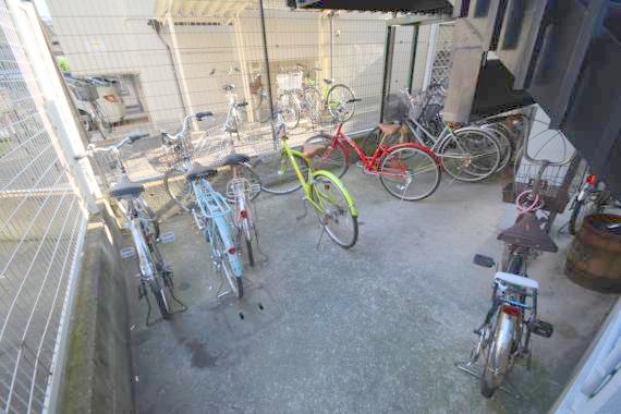 駐車場　あなたの大事な自転車も安心してとめることができますね。