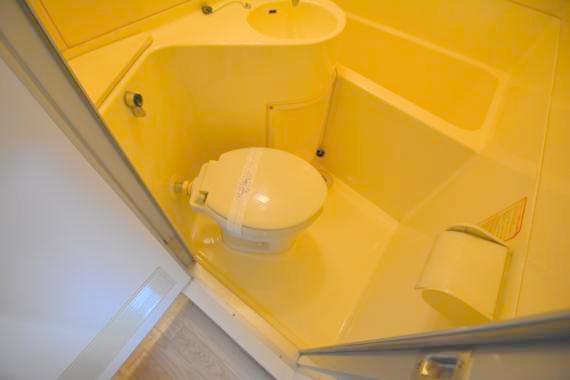 トイレ　白くてピカピカのトイレですね。お掃除もしやすいです。