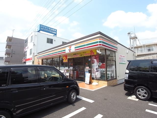 コンビニ　セブンイレブン（コンビニ）まで550m