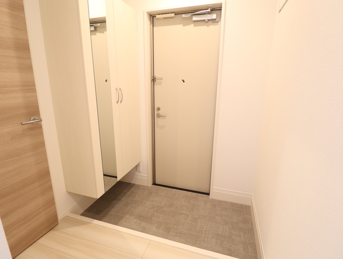 玄関　※同タイプの部屋写真です
