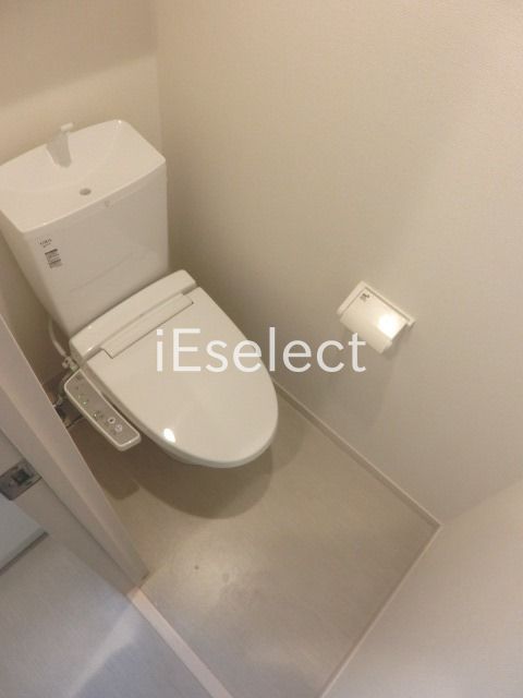 トイレ　ウォシュレット、上部に収納付いています