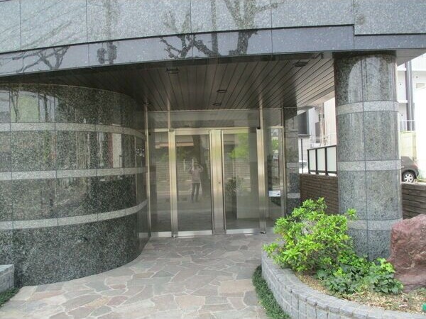 エントランス　名古屋で一番初期費用の安い賃貸専門の不動産会社です(^^)