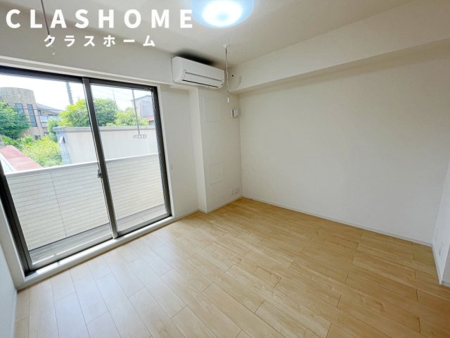 居室・リビング　同物件の別部屋になります。