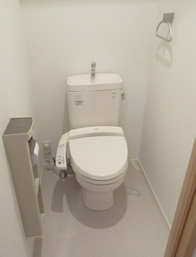 トイレ　トイレは温水洗浄便座付き♪人気のバストイレ別です♪小物を置け