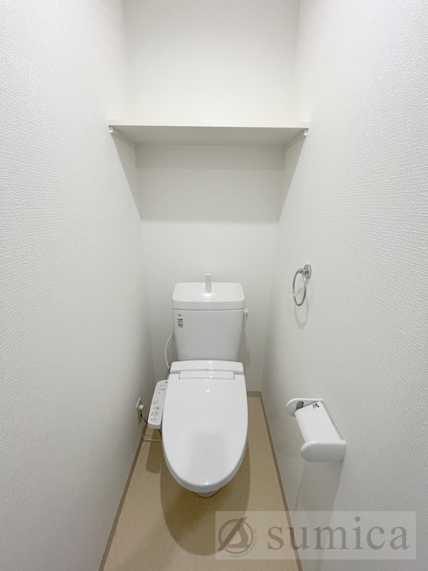トイレ　人気アイテムの温水洗浄便座。清潔感のあるトイレです。