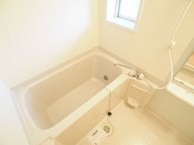 バス・シャワールーム　お風呂も窓付きです。