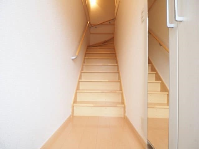 玄関　ミラー付きの収納が付いています。