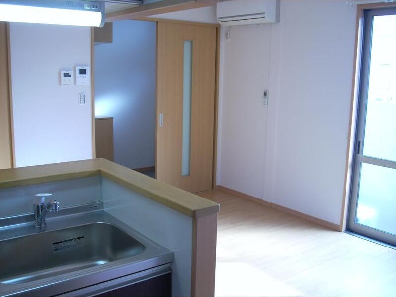 居室・リビング　※同建物の別のお部屋の写真です。