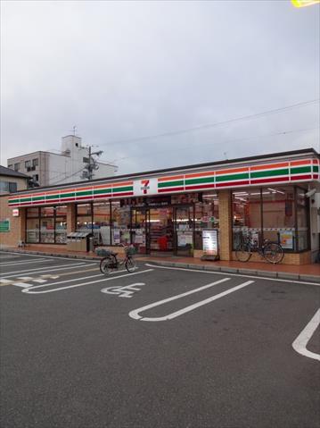 コンビニ　セブンイレブン（コンビニ）まで610m