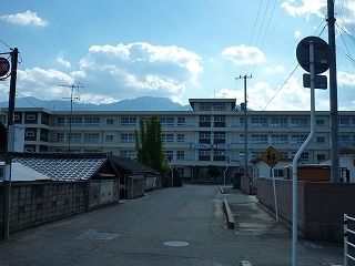 中学校　西条南中学校様（中学校）まで1100m