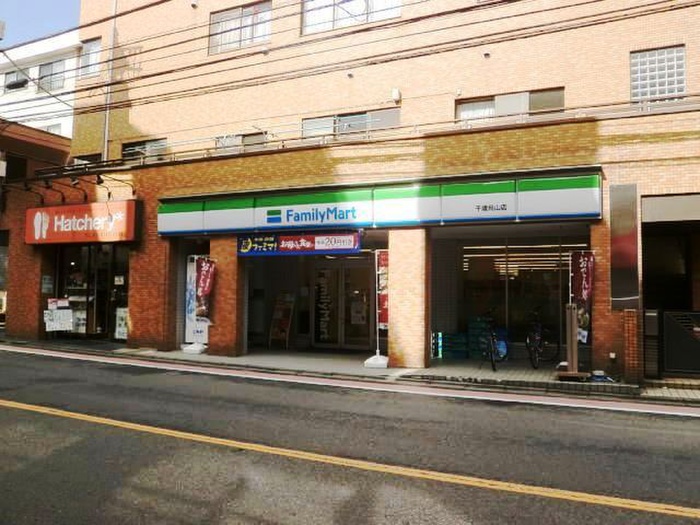 コンビニ　ファミリーマート（コンビニ）まで99m