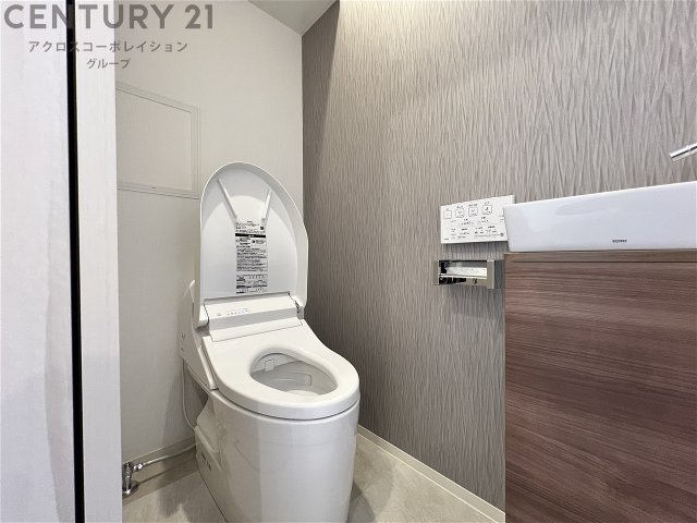トイレ　温水洗浄便座付きのトイレです♪