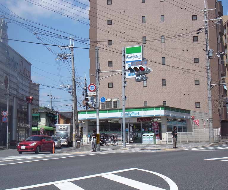 コンビニ　ファミリーマート山科区役所前店（コンビニ）まで304m