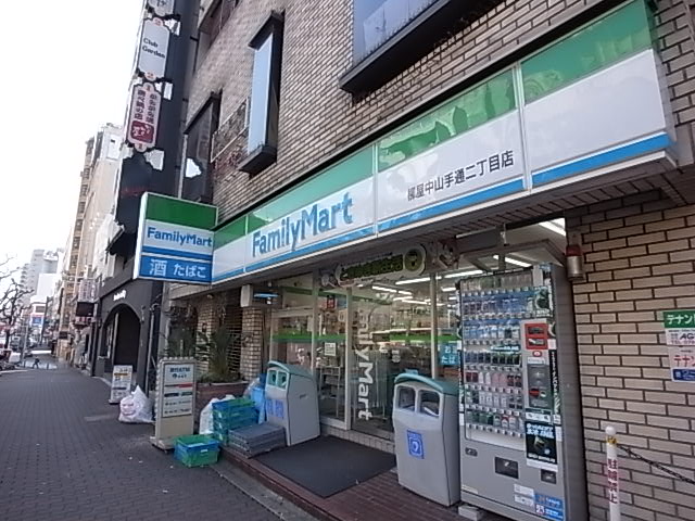 コンビニ　ファミリーマート（コンビニ）まで141m