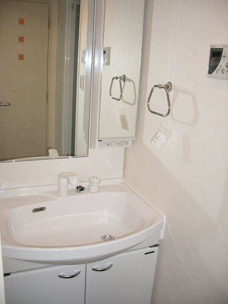 洗面設備　※同タイプの別のお部屋です。
