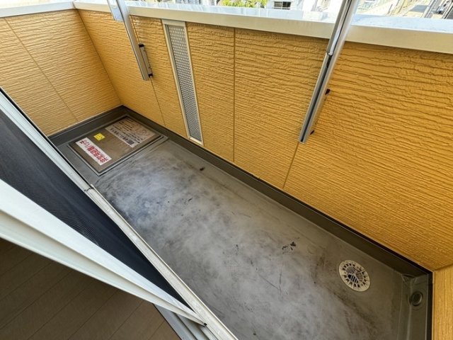 バルコニー　暖かな日差しのふりそそぐバルコニー