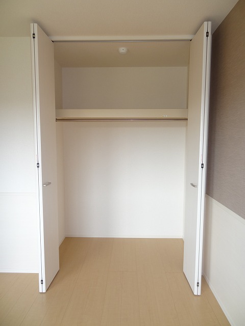 収納　洋室の大きな収納。しっかりしまえます