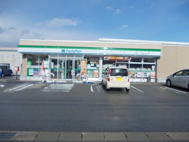 コンビニ　ファミリーマート（コンビニ）まで600m