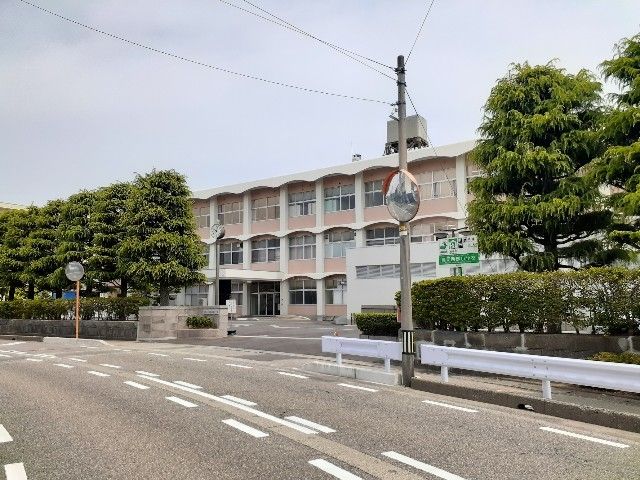 小学校　高岡西部小学校（小学校）まで1500m