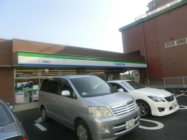 コンビニ　ファミリーマート三郷駅南店（コンビニ）まで151m