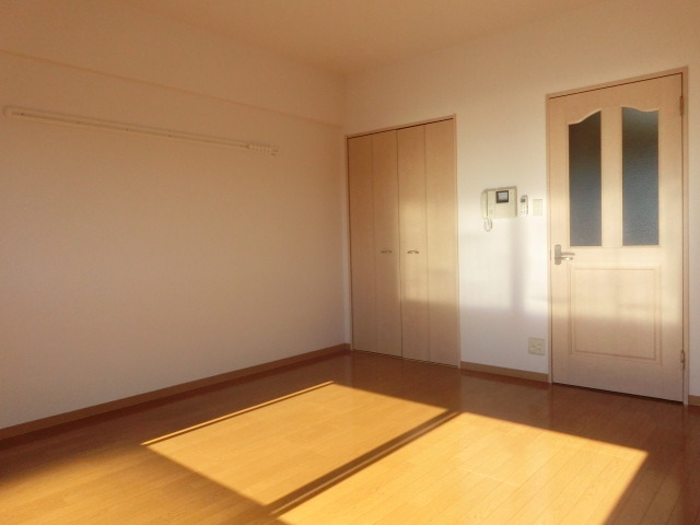 居室・リビング　日当たり重視の方でもこの日当たりなら文句なしのお部屋ですね。