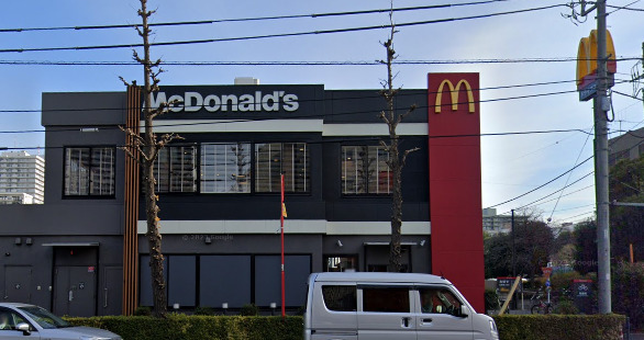 飲食店　マクドナルド 笹目通り高松店（飲食店）まで443m