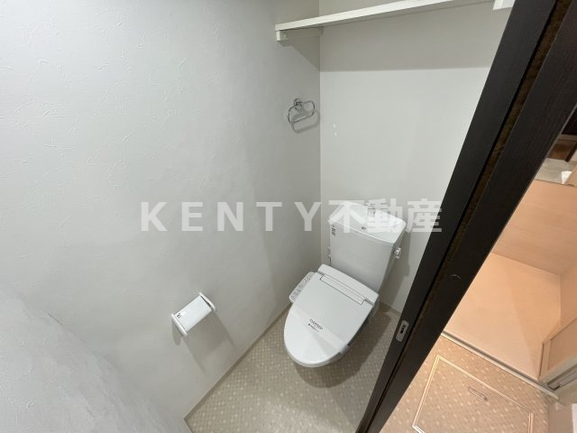 トイレ　落ち着いた色調のトイレです