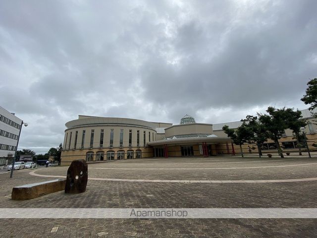 図書館　図書館・芸術文化ホール（図書館）まで396m
