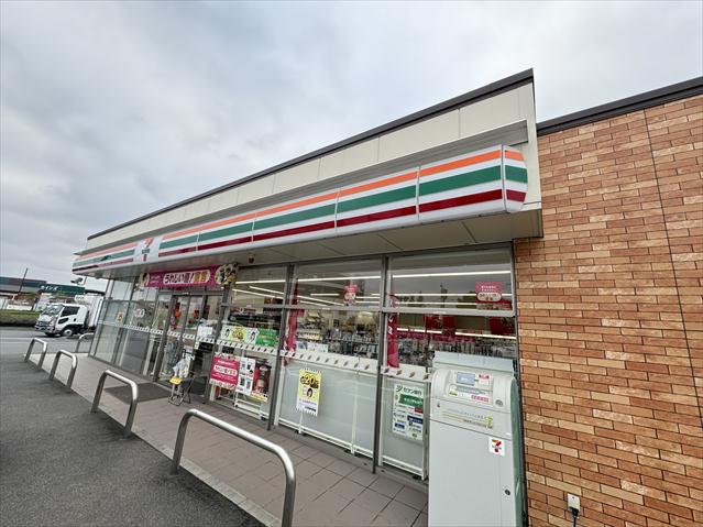 コンビニ　セブンイレブン（コンビニ）まで740m