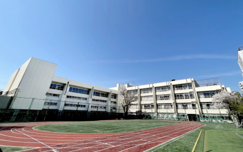 小学校　新宿区立鶴巻小学校（小学校）まで131m