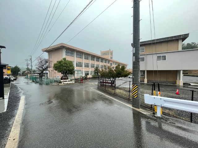 中学校　四日市市立朝明中学校（中学校）まで2678m