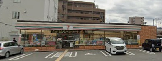 コンビニ　セブンイレブン東大阪菱江3丁目店（コンビニ）まで303m