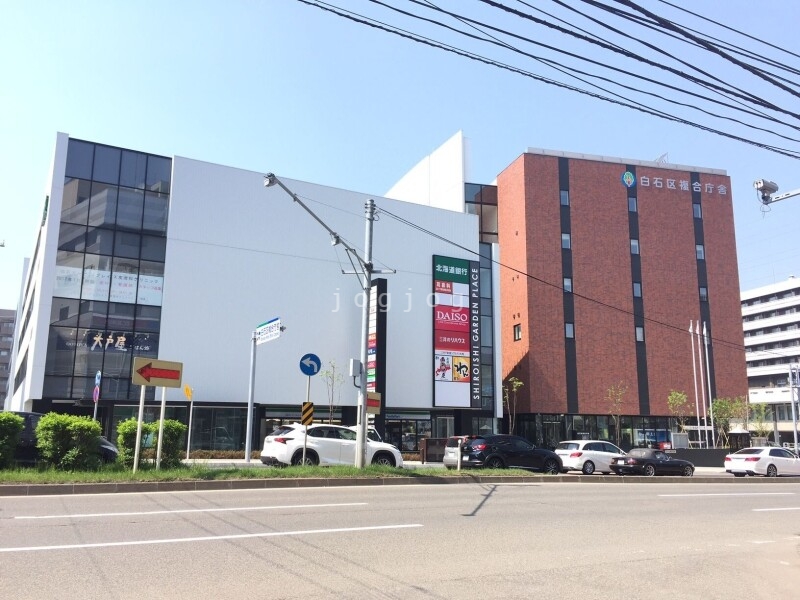 銀行　北海道銀行白石区役所支店（銀行）まで677m