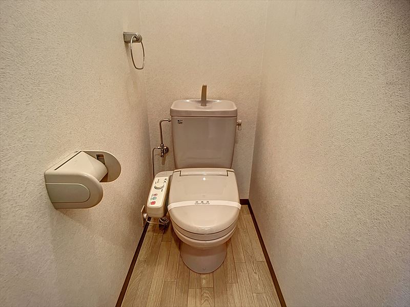 トイレ　※写真は同物件の別部屋です