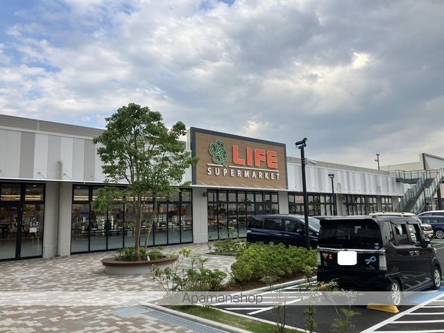 スーパー　ライフ　ソコラ所沢店（スーパー）まで988m