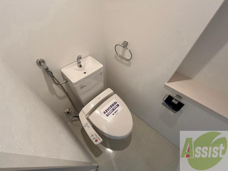 トイレ　こちらはトイレです。清潔感があり、安心して使用できます。