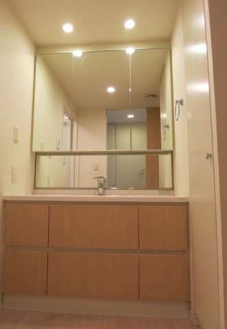 洗面設備　明るい洗面所です
