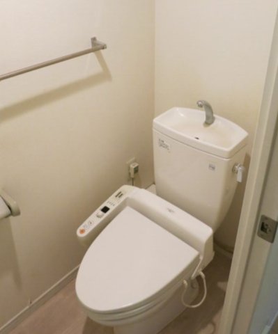 トイレ　落ち着いた色調のトイレです