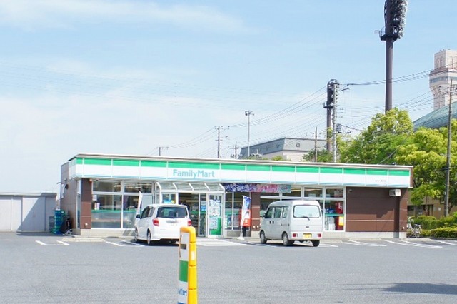 コンビニ　ファミリーマート越谷公園前店（コンビニ）まで750m