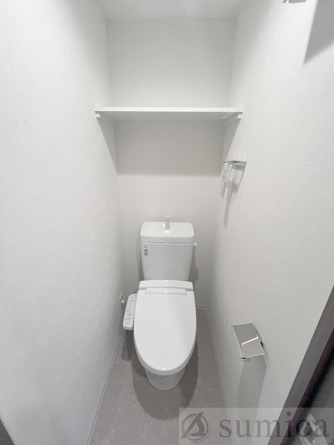 トイレ　人気アイテムの温水洗浄便座。清潔感のあるトイレです。