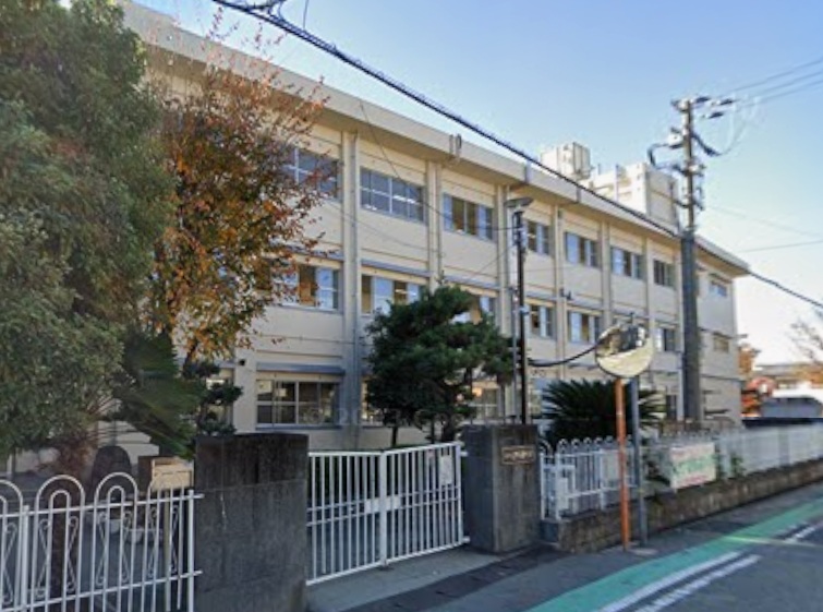 中学校　西宮市立上甲子園中学校（中学校）まで561m