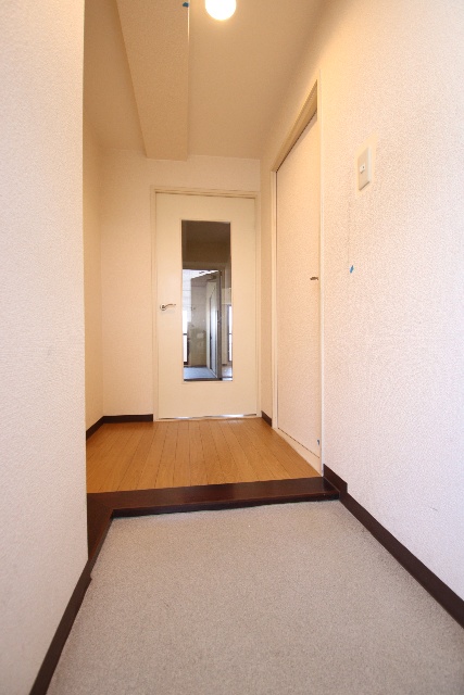 玄関　※別室の参考写真の為、現況優先です。