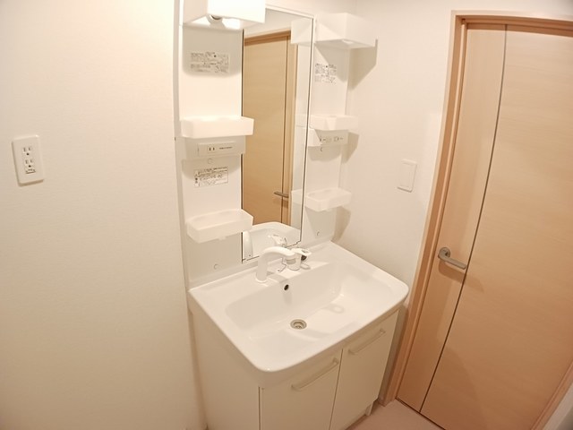 洗面設備　※同建物の別のお部屋の写真です。