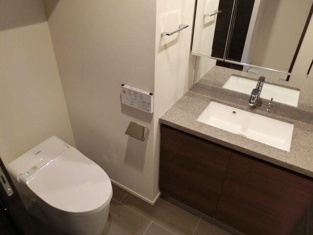 トイレ　落ち着いたトイレです